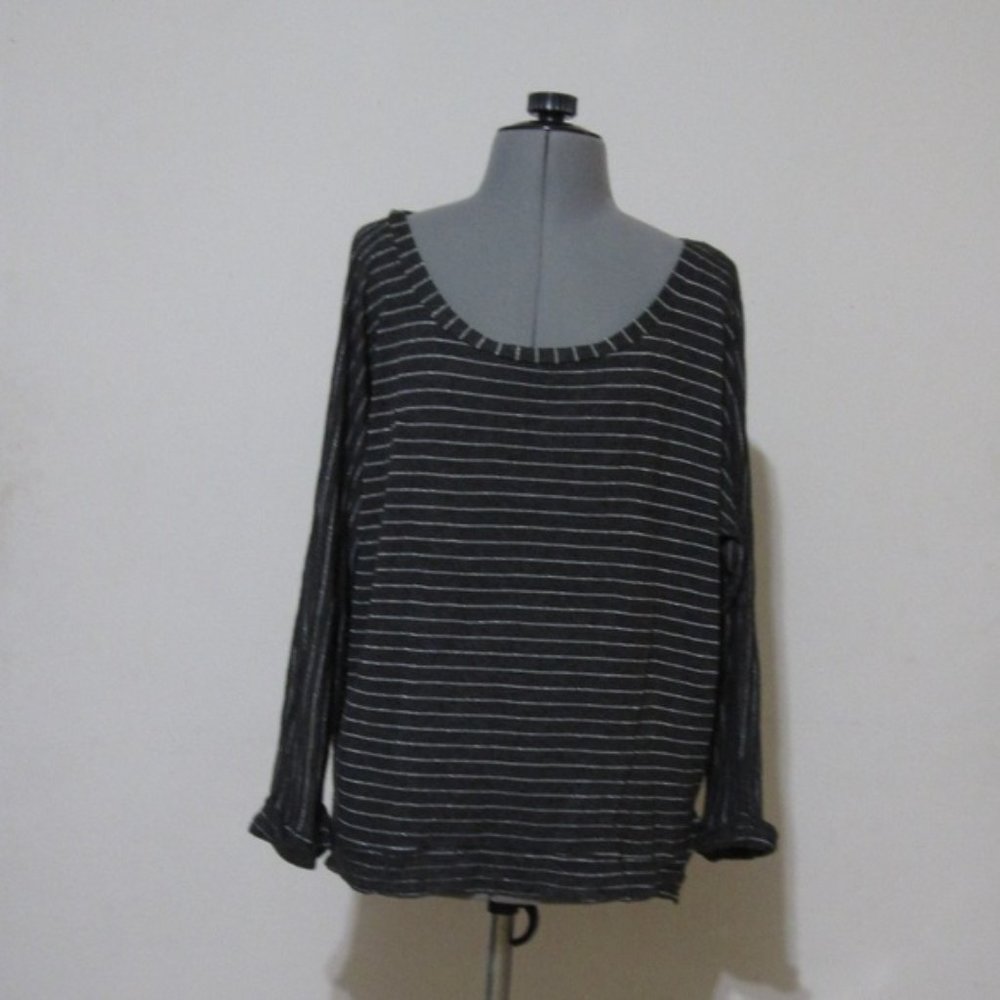 Fashion top, free gift w purchase!